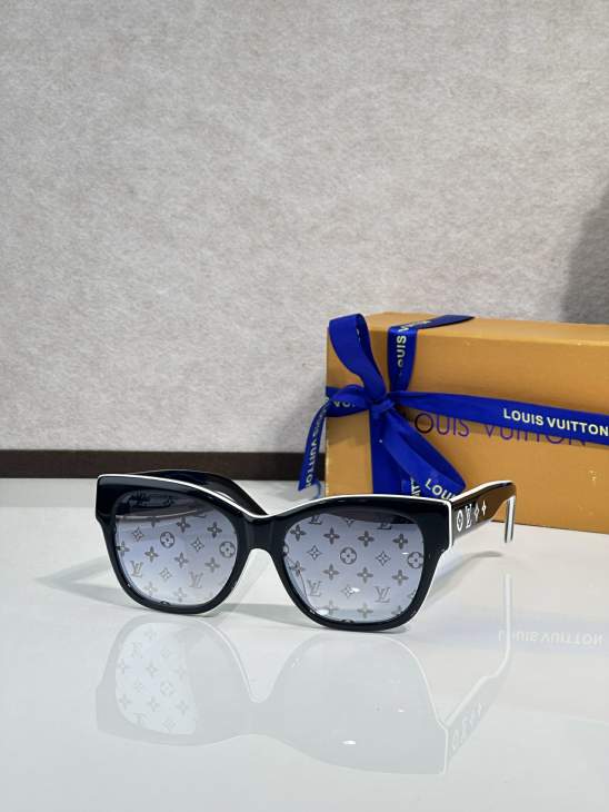 Picture of Louis Vuitton Sunglasses _SKUfw77895108fw